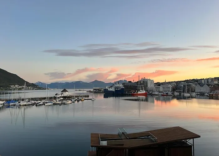 At Vervet, View Of The Sea And The Town Leilighet Tromsø